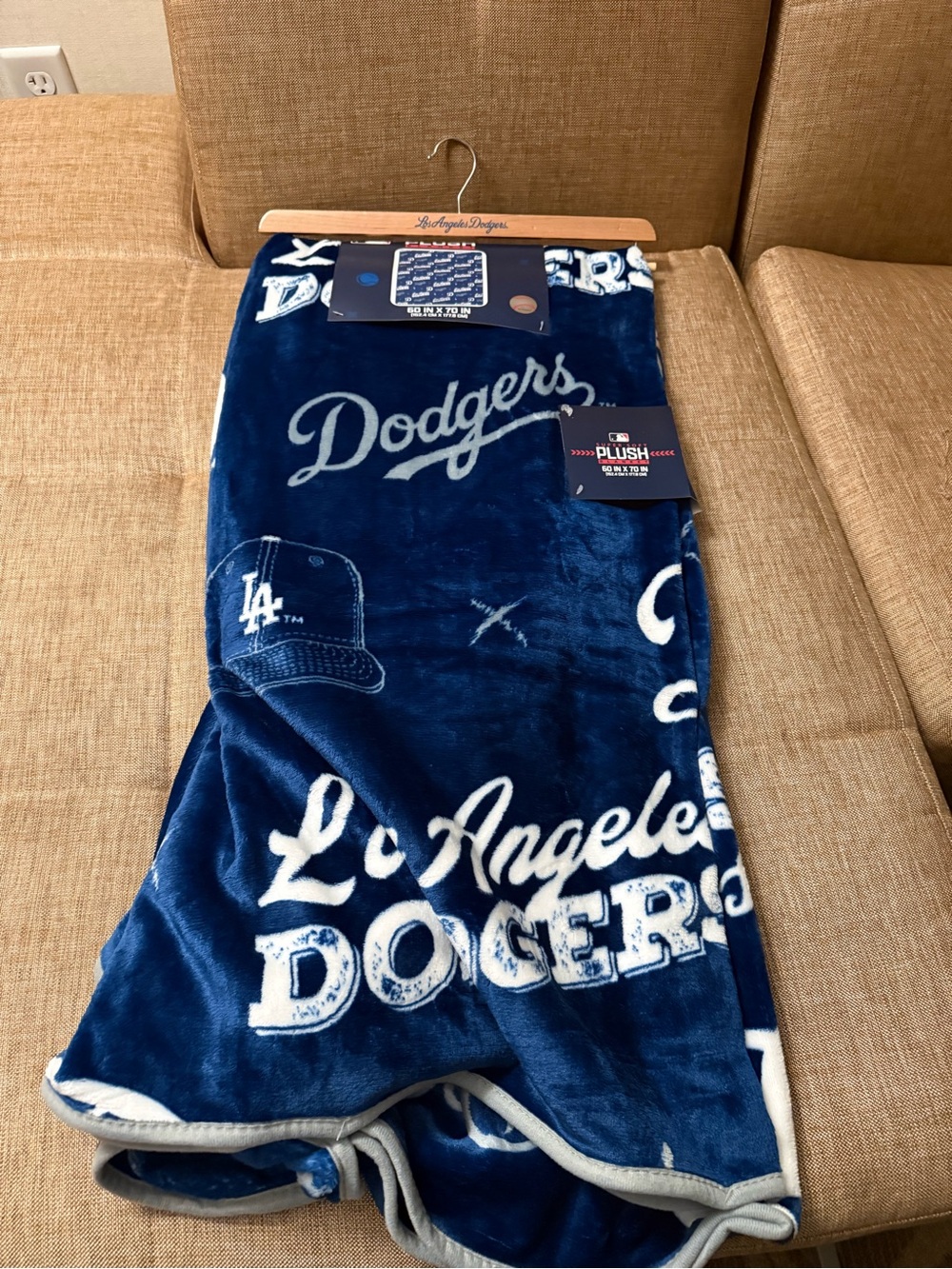 Los Angeles Dodgers Navy Plush Throw Blanket - Official Team Script - Picture 3 of 5